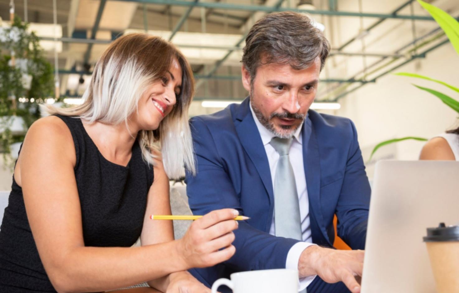 Teilnehmer beim gemeinsamen Lernen von Finanzthemen