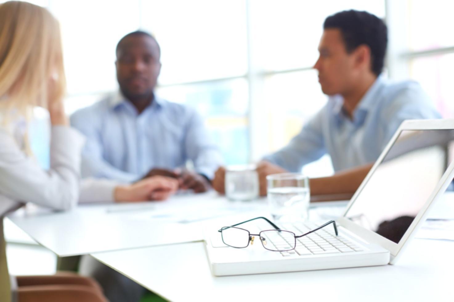 Professionelle Finanzberatung in modernen Büroräumen